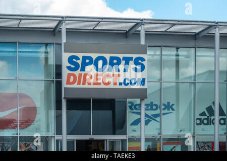 Die vordere Fassade des Sports Direct Store at Calcot in Reading, Großbritannien Stockfoto