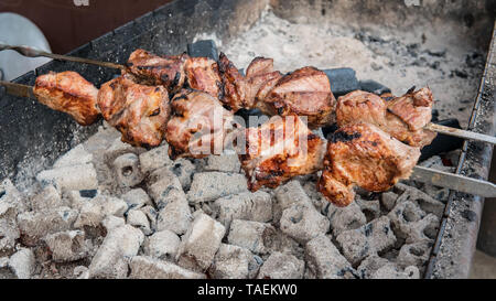 Das Fleisch wird auf Holzkohle close-up im Freien. Street Food. Die Grillsaison Stockfoto