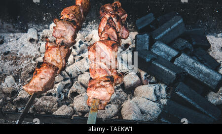 Das Fleisch wird auf Holzkohle close-up im Freien. Street Food. Die Grillsaison Stockfoto