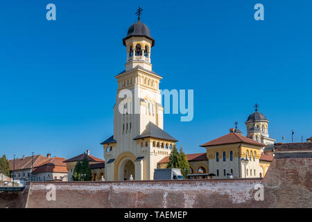 Blick auf den Glockenturm und Krönung Wiederveinigungs Kathedrale in Alba Iulia, Rumänien. Eine Kirche in Alba Iualia, Rumänien. Stockfoto