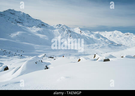 Panoramablick über Verschneiten alpinen Gebirge in den Alpen auf blauen Himmel Hintergrund Stockfoto