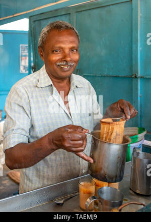 Vertikale Porträt eines Mannes, die traditionelle Kaffee oder Chai in Indien. Stockfoto