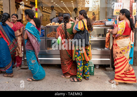 Horizontale Ansicht der Damen, die in der Warteschlange zu einem streetfood in Indien. Stockfoto