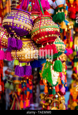 Vertikale Ansicht von pongal Dekorationen auf Verkauf in Indien. Stockfoto