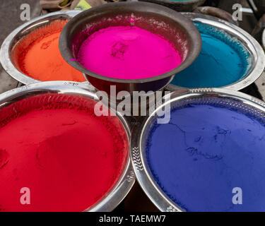 Blick auf den Platz der farbigen Pulver für Verkauf in Indien. Stockfoto