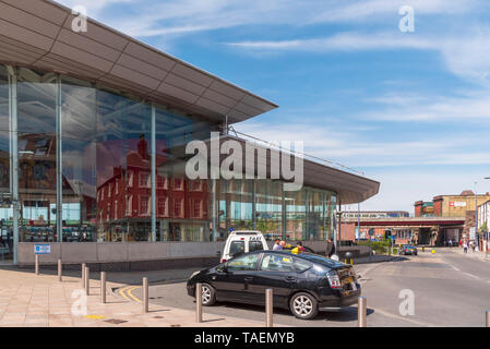 Warrington Town Centre. Travel Interchange. Bushaltestelle Hauptbahnhof und Taxistand. Stockfoto