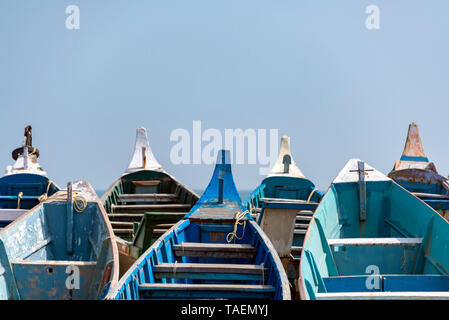 Horizontale Nahaufnahme von vielen traditionellen Fischerboot Bögen in Indien. Stockfoto