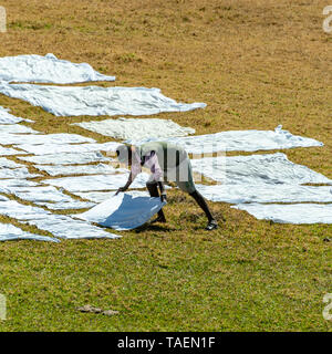 Blick auf den Platz der Dhobi wallah Auslegen sauber waschen in Indien zu trocknen. Stockfoto