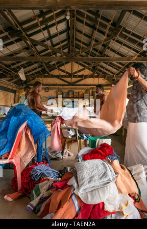 Vertikale Ansicht der Dhobi wallahs Hochklappen saubere Kleidung in Indien. Stockfoto