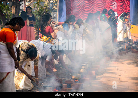 Horizontale streetview von pongal Feiern in Tamil Nadu, Indien. Stockfoto