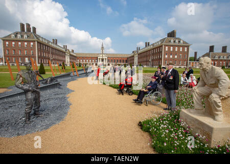 Chelsea Rentner und Veteranen tour 'D- Tag 75' Garten, entworfen von John Everiss als eine Hommage an die Helden des Zweiten Weltkrieges D-Day Landungen. Stockfoto