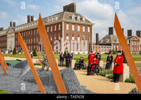 Chelsea Rentner und Veteranen tour 'D- Tag 75' Garten, entworfen von John Everiss als eine Hommage an die Helden des Zweiten Weltkrieges D-Day Landungen. Stockfoto