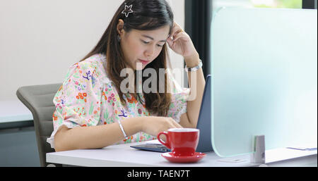 Asiatische Geschäftsfrau ernst mit der Arbeit und mit Notebook für Business Partner Dokumente diskutieren und Ideen in der Sitzung Stockfoto