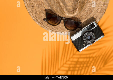 Sommer Urlaub Zubehör, Hut, Sonnenbrille und Kamera legen flt Zusammensetzung Stockfoto