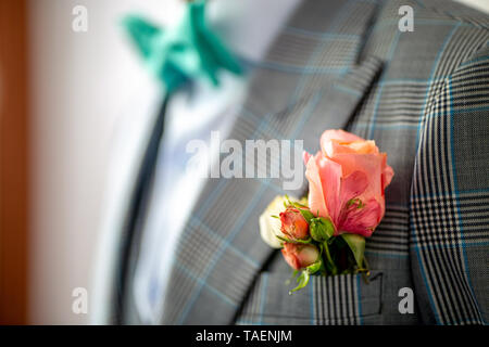 Hochzeit Anstecker von Rose in der Tasche der karierten jacke der Bräutigam. Anstecker aus Rosen in der Tasche der Bräutigam der Jacke. Stockfoto