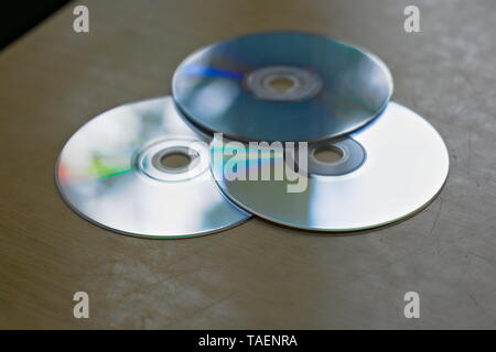 Drei Cds auf dem Schreibtisch Stockfoto