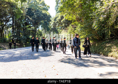 Tokyo, Japan - 3. April 2018: Meiji Schrein weg weg weg mit vielen Menschen Schule Kinder Jungen in unifrom Verspätung Stockfoto