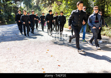 Tokyo, Japan - 3. April 2018: Meiji Schrein weg weg mit vielen Menschen Schule Kinder Jungen in unifrom Spät closeup Stockfoto