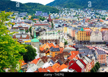 Bergen, Norwegen - 30. Juli 2018: Die Stadt Luftbild mit der Innenstadt und Fischmarkt Stockfoto