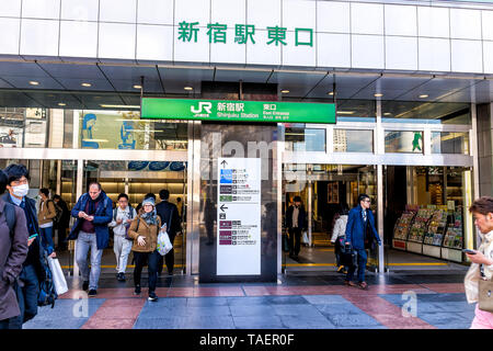 Tokyo, Japan - 2. April 2019: Shinjuku modernes Glasgebäude JR Rail Station Eingang Architektur während der Tag mit vielen Menschen zu Fuß an der Ausfahrt Stockfoto