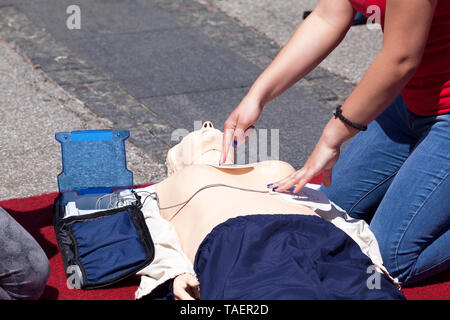 Erste Hilfe training mit automatisierter externer Defibrillator AED Stockfoto