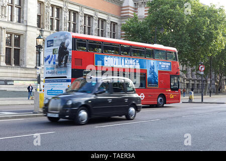 Godzilla König der Monster Werbung auf einem London Bus als black cab vorbei Stockfoto