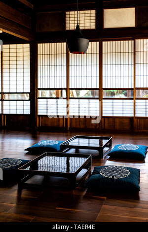 Traditionelle japanische machiya Haus oder Ryokan Restaurant mit Schwarz lackiertem Holz Tisch und niemand vertikale Ansicht Stockfoto