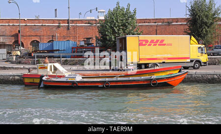 Venedig, Italien, 23. September 2009: DHL Lieferung vom LKW auf das Schiff im Venezia, Italien. Stockfoto