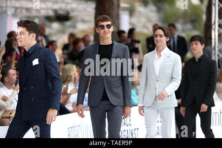 Formel-1-Piloten Charles Leclerc (links), George Russell (Mitte) und Esteban Ocon (Mitte rechts) Teilnahme an der Amber Lounge Fashion Show 2019 in Monaco, Frankreich, statt. Stockfoto