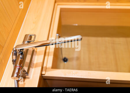 Sauber cypress Badewanne aus Holz im traditionellen Japanischen Wanne mit Wasser im Haus oder Onsen Hotel Bad Interieur mit niemand und in Japan Stockfoto
