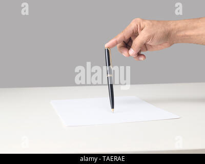 Noch immer LEBEN VON EINEM MANN MIT EINEM STIFT Stockfoto