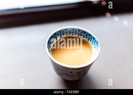 Traditionelle japanische Schale mit Amazake sweet Willen fermentiert gesundes Getränk am Tisch Nahaufnahme gemacht mit gesunden braunen Reis Stockfoto