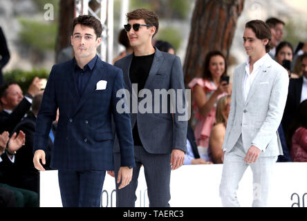 Formel-1-Piloten Charles Leclerc (links), George Russell (Mitte) und Esteban Gutierrez an der Amber Lounge Fashion Show 2019 in Monaco, Frankreich, statt. Stockfoto