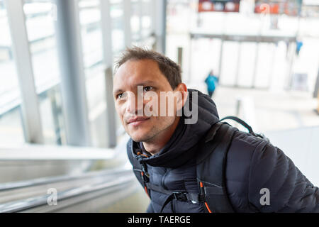 Takayama, Japan Bahnhof Rolltreppe mit Nahaufnahme des Menschen Reiten in Richtung shinkansen Hida Bullet Zug während der Tag mit bokeh Hintergrund der Eingang Stockfoto