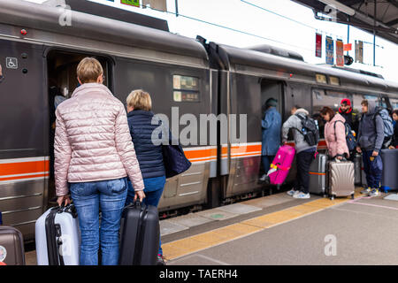 Takayama, Japan - April 8, 2019: JR-Bahnhof Plattform mit Menschen an Bord Zug in die Warteschlange in Gifu Präfektur mit Hida shinkansen Auto warten Stockfoto