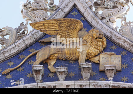 Venedig, Italien, 23. September 2009: Gold Lion von St. Mark mit Flügeln an der Kirche in Venezia, Italien. Stockfoto