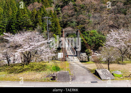 Gero Onsen, Japan - April 8, 2019: Dorf Brücke in Gifu Präfektur mit Fluss- und Bergblick im Frühling bei Tag und Cherry Blossom t Stockfoto