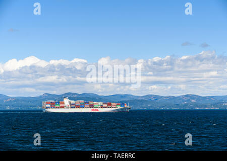 Ein Frachtschiff in der Straße von Juan de Fuca zwischen Victoria, British Columbia und Port Angeles, Washington State Stockfoto