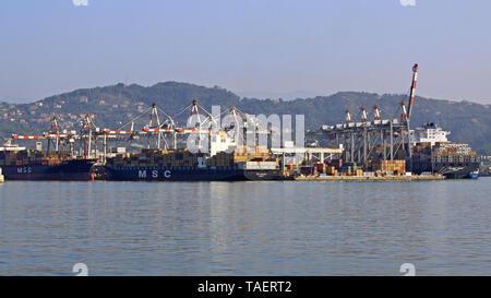 La Spezia, Italien - Oktober 03, 2009: Beladen Container Schiffe am Hafen in La Spezia, Italien. Stockfoto