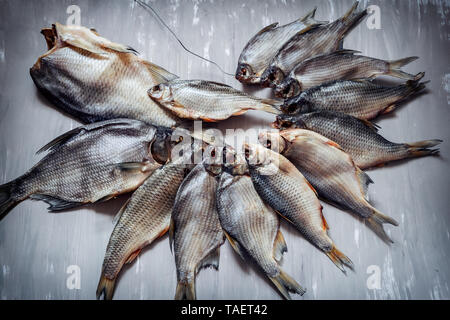 Ein großes Bündel von getrockneten Roach am Kabel liegt auf der Oberfläche des Tisches. Stockfoto