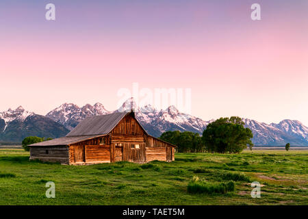 Eine alte Scheune entlang der Mormonen Zeile mit der Grand Tetons im Hintergrund in der Nähe von Jackson Hole, Wyoming USA. Stockfoto