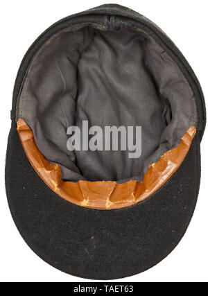Ein Feld cap M43 für Offiziere der Panzer Truppen schwarzem Wollstoff mit kontinuierlicher Silber Flechten, gekörnte Knöpfe, Handbestickte Mütze Insignia auf schwarzem Grund, unit Patch (der Wolf Kopf) genäht auf der linken Seite, dunkel-grau Futter mit Leder Schweißband auf der Stirn. historischen, geschichtlichen, Armee, Streitkräfte, Bundeswehr, Militär, Militaria, Objekt, Objekte, Stills, Clipping, Clippings, Ausschneiden, Ausschneiden, Ausschnitten, 20. Jahrhundert, Editorial-Use - Nur Stockfoto