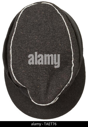 Ein Feld cap M43 für Offiziere der Panzer Truppen schwarzem Wollstoff mit kontinuierlicher Silber Flechten, gekörnte Knöpfe, Handbestickte Mütze Insignia auf schwarzem Grund, unit Patch (der Wolf Kopf) genäht auf der linken Seite, dunkel-grau Futter mit Leder Schweißband auf der Stirn. historischen, geschichtlichen, Armee, Streitkräfte, Bundeswehr, Militär, Militaria, Objekt, Objekte, Stills, Clipping, Clippings, Ausschneiden, Ausschneiden, Ausschnitten, 20. Jahrhundert, Editorial-Use - Nur Stockfoto