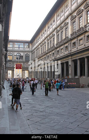 Florenz, Italien, 30. September 2009: Touristen Wandern in der Uffizien Square Straße in Florenz, Italien. Stockfoto