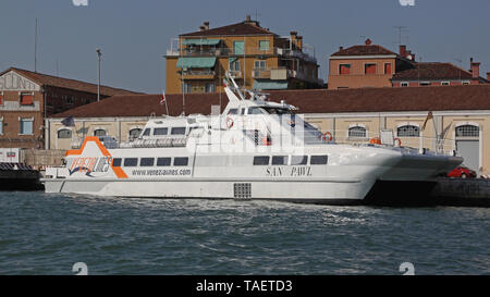 Venedig, Italien, 23. September 2009: Speedboot Katamaran angedockt in Venezia, Italien. Stockfoto