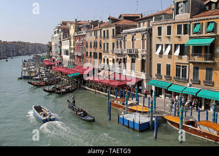 Venedig, Italien, 23. September 2009: Restaurants in der Nähe von Rialto am Grand Canal in Venedig, Italien. Stockfoto