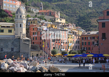 Vernazza, Italien - Oktober 03, 2009: Viele Touristen an der Cinque Terre in Vernazza, Italien. Stockfoto