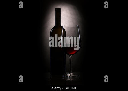 Still-Leben mit dem Wein Glas, rot, Wein in ein Glas in der Nähe einer Flasche Stockfoto