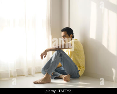 Porträt einer depressiven Mann saß in seinem Hause Stockfoto