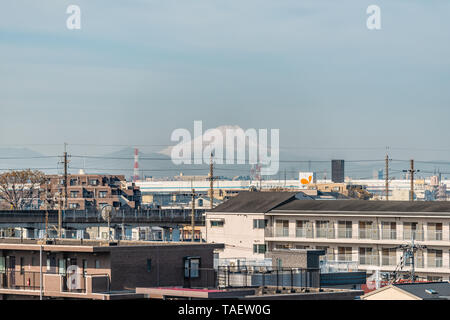 Tokyo, Japan - 4. April 2019: Stadtbild der Stadt während der Tag mit Blick auf Mount Fuji Berg- und Mehrfamilienhäuser Stockfoto